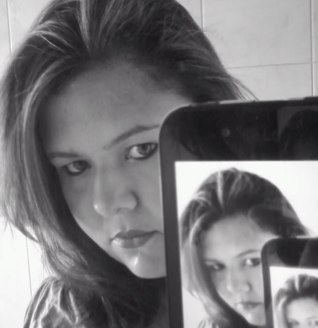 Sou professora de Arte, sou amante da moda e vivo a moda rsrsrsrsrsrsr, sou mãe de um lindo menino chamado João Marcos. E Amoo meus cachorros..