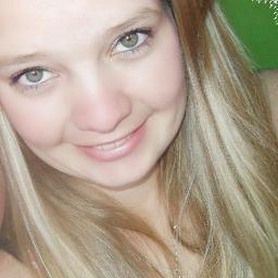 18  anos ;
Modelo Profissional 
namorada & mulher do Welke  !