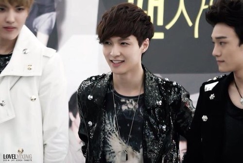 We are one! ! We are exo ! ผมแม่นางอี้ซิงแห่งExo-m ขี้อาย?! พูดไม่ค่อยเก่ง?! แต่ผมเฟรนลี่และจริงใจกับทุกคนนะคับ ไม่เชื่อก็ลองฟอลมานะคับ #poizinfam