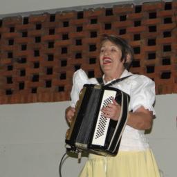 Adoro música. Toco acordeon Desde OS 10 anos de idade. Põe tempo nisso, POIs Já Estou com 66.