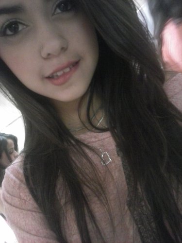 -- @Meninalicia segue vai? Biio? Me conheça primero depois você pode fala de mim ta gata(o).. bjoo**
