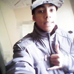 chato , teimoso , unico ... sou apenas eu nao tento ser o que nao sou acredito em Deus porque só com ele agente vence..