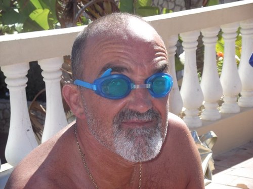Official Twitter Account where Nothing's Out of Bounds Loves my Family, Skydiving, Speedboats, Arsenal FC, Golf, Gin Fizz, Sauvignon Blanc and a big fat doobie!