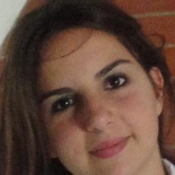 Canceriana,sou sensível, defendo com unhas e dentes as pessoas que eu amo. Adoro musica. Minha familia,minha cachorra e meus amigos são tudo pra mim!