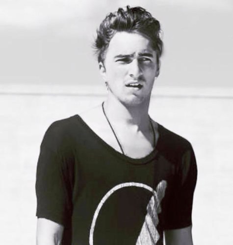 Twitter can't get enough of my swag. {Jailed Account for @kendaIIschmiidt}
