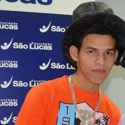 As críticas não me abalam ,e os elogios não me iludem, sou o que sou,não o que dizem.