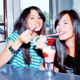 Alegre, divertida, positiva :)