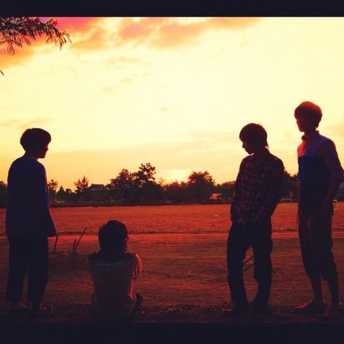 グっとくるようなどこか切ないロックバンド vo.gt @ebihunterr gt.cho @lelelefty ba.cho @you1234rasaki dr.cho @Ato3atm