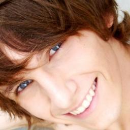 17 Anos , Olhos Azuis , Modelo , Rolês , Amigos , Legal , Humilde , Teimoso , Sincero , Amoroso e Muito Amigo .

Quer saber mais ? Follow-Me