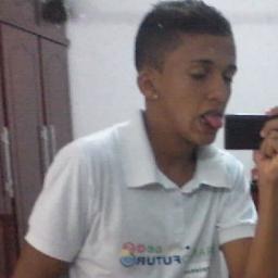 ''16 anos , gosto de sair , procuro me adaptar com as pessoas o melhor possivel, sou sãopaulino e moro em uberaba mg ''