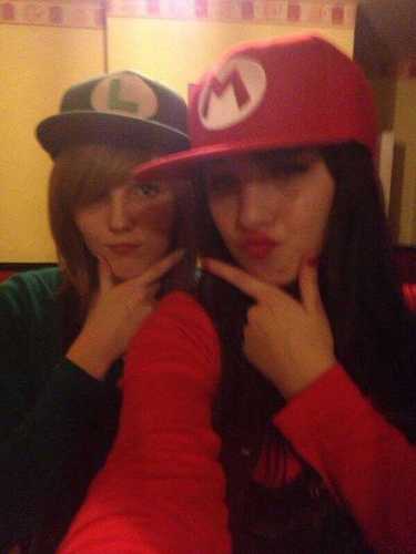 I love @EllieeKayBieber and my bro@co0lerth4n_y0u they're amazing! @HannahRose2697 is bangtidy ;-) #teamfollowback
