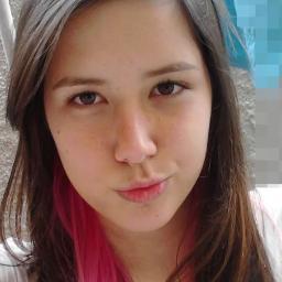 ♪Eu sou só uma garota comum,eu fico com tédio,eu sinto medo,me sinto ignorada,eu me sinto feliz, eu me finjo de boba,eu brinco com minhas próprias palavras,eu