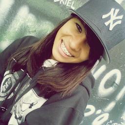 ,, Vence quem passa por essa vida rindo. E se o preço que se paga por ser um pouco feliz é ser um pouco idiota, dane-se. (: