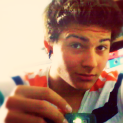 Alessandro, 17, Milano. Sono qui per i miei idoli. Fiero di amare i One Direction, Justin, Selena, Demi. Amo la musica, ascolto anche il rock. TVD, PLL, Glee.