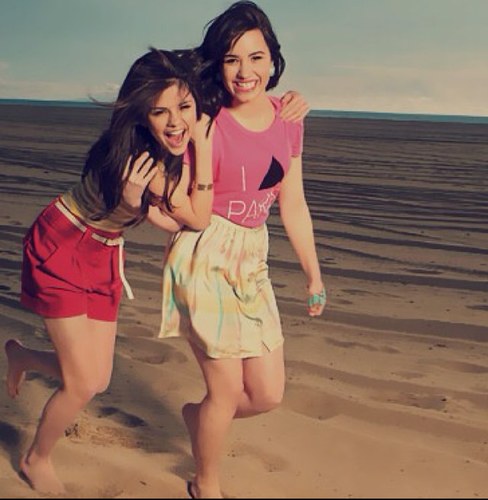 Selena_an_Demi's profile picture. #selenaanddemi A fan of selena gomez and demi lovato?!  Then 
FOLLOW THIS PAGE !!!! Thx.