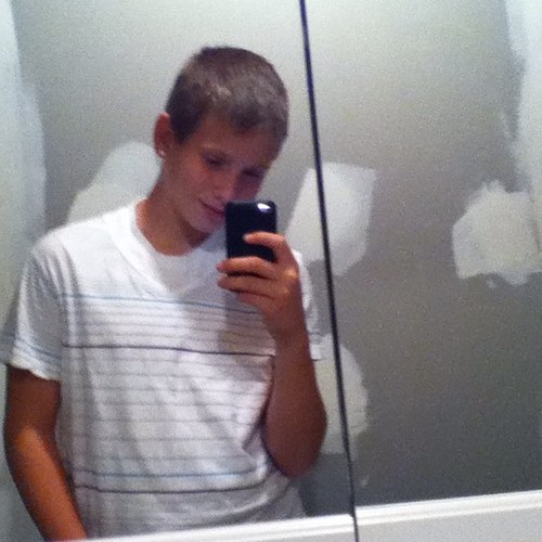 aaron_hendrix13's profile picture. .........