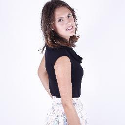 Sou uma menina muito feliz,muito simpatica , adoro o q faço e não ligo pra q os outros pensam de mim.