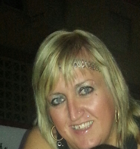 I'm a fun, crazy bubbly person. love meeting celebrities and loves travelling and lives for every moment..