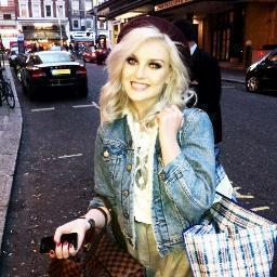 sono il 387589469esimo fake di Perrie cc': #ITALIANFAKE - Perrie Edwards c: @_giadalittlemix è la mia 'brò' yo. :) e faccio parte delle @piccolemix_