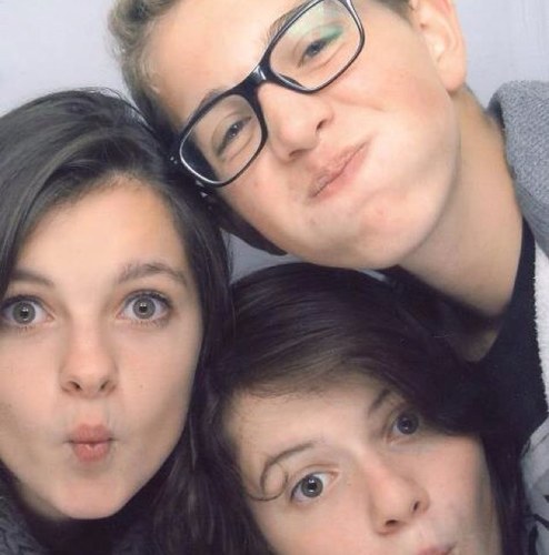 Bon... je vous raconte pas ma vie ... follow moi, je folllow back ! bon... tu m'follow ou quoi? xD
