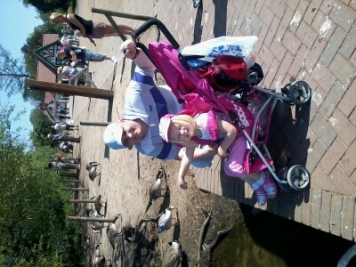 i an 24 have an amazibg fiance abd gawjus little girl thats my life x