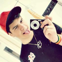 Sorria. Mesmo com todos os motivos que insistem em te fazer chorar.