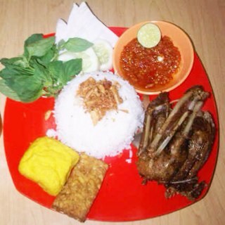 Bebek goreng dan bebek kremes dengan sambal korek no.1 di sukabumi gurihnya.. Datang dan buktikan Dijamin ketagihan!! Kita ada juga di Foodcourt Yogya Dep store