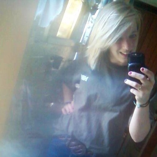 I'm just an ordinary teenager who likes to meet new people and have fun :3