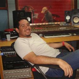 Baixista da Banda Central 7 e produtor musical.
