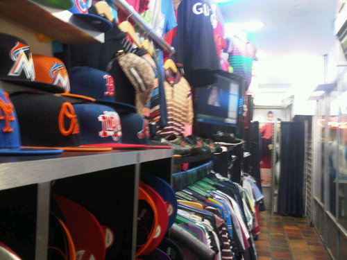 tienda de ropa urbana  creada en el año 2001 por nilton molero dedicados a la moda actual