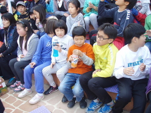 music8296's profile picture. 이남 이녀의 아빠~! 건강이 최고의 재산이다~!  자칭 타칭 보수 꼴통들은 들이대지마~!중고등학교 대학교 도대체 어떻게 관리 할건가?자기 애들 마치고 나면 나몰라라 하는 한국의 현실! 자살하는 아이들...문제아는 전학 시켜버리는 교사와 교장들..직업인의 양심이라도 지켜라