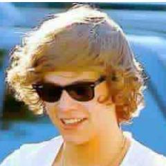 Hey ! :D i'm simple, music is my love,Pink Lover,I play everything/anything i want XD, I sing, one day all of my dreams will come true :)#GirlDirectioner :) x