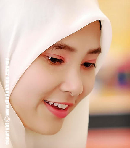Senyum selalu mendatangkan senyum. Sebab senyum adalah bunga pergaulan. Bunga hanya ingin menjalin pertemanan dgn warga dunia. Itu saja. Follow @IsiHatiBunga ya