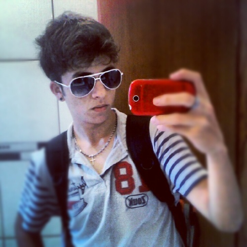 dooido, guitarrista, boleeiro, sevenfoldifero e gosta de tubaroes qe caem do ceu e nao comem lodoo