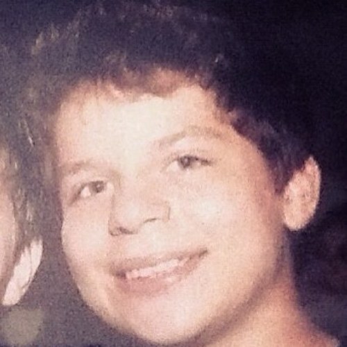 menino de 12 anos alegre flamenguista e que acredita em Deus acima de todas as coisas ...