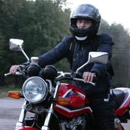 Ветер бьёт в лицо, обжигает снег, но ногам покоя нет.
Я иду туда, где моя мечта превращается в рассвет...