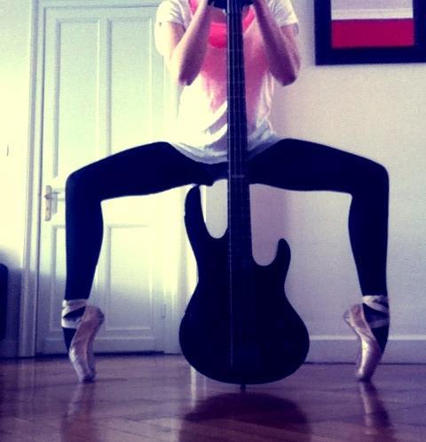 Chanteuse passionnée mais hélàs dans l'ombre,je chante c'est ma passion et j'écris mes propres chansons et qui sait peut-être qu'un jour je sortirai de l'ombre.
