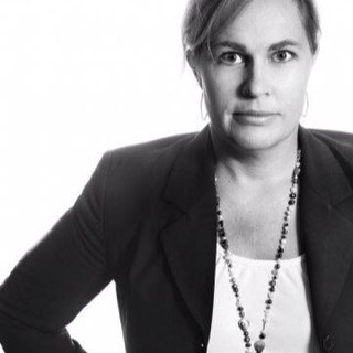Är mamma. Är boknörd. Är beroende av ordvitsar. Är projektutvecklare på UR. Vill hinna på bio lite oftare. Tränar - typ.