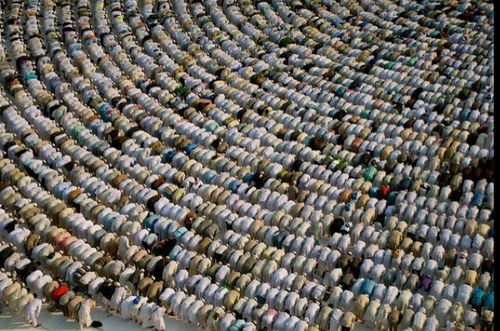 يا وطنا دام عزك شامخ و الدين سيرة.. ما رضينا غير أرضك نسكن و نعشق ثراها