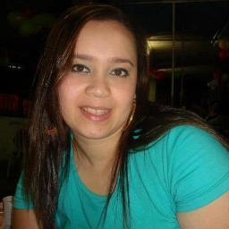uma cabeça dura de coração mole, meia doida, meia surda, viciada em cafeína. louca por maquiagem, cinema, psicologia e pasmem ! ...  tecnologia.