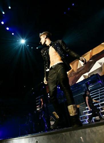 'Don't you worry your pretty little mind, people throw rocks at things that shine.' Justin follows hereeeee :)