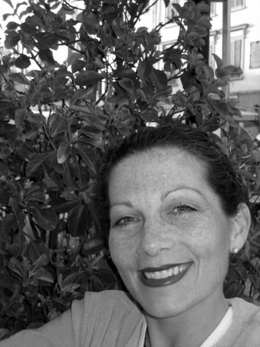 LaretCasella's profile picture. Designer and Mom