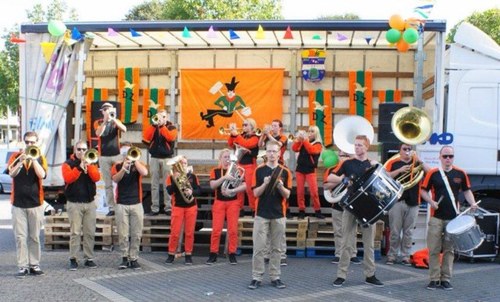Een stel jongen gasten en ánders wel van geest, vormen samen de swingende band 'Haagsûh Bluf'. mail@haagsuhbluf.nl