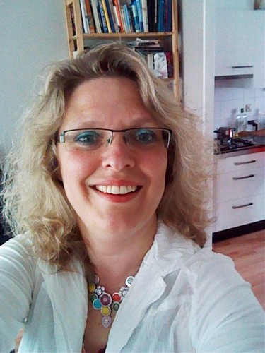 Moeder van twee kinderen. Werkzaam bij Lentis. Vrijwilligerswerk bij GZ TriVia: coördinator B en C selectie. Creatief.