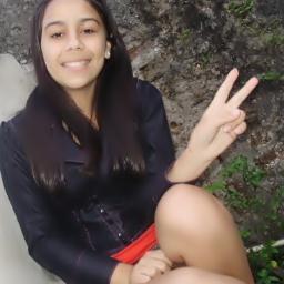 Dramática, irritante, carente, louca, irônica, desligada, chata e muito ciumenta. Prazer, eu.'