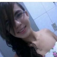 Ela é boba,Ela sabe ser séria, fria e grossa. Ela é romântica, sentimental e se apega muito fácil. Ela se apaixona por sorrisos.