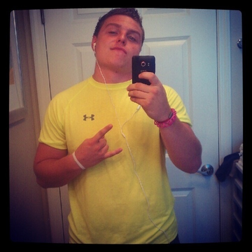 knote44's profile picture. Board shorts and flip flops #FloridaBoy #850