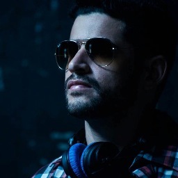 Deejay e Produtor Musical - Formado em Arquitetura e Publicidade e Propaganda, Diretor de criação de empresa Brasil Pirata Publicidade