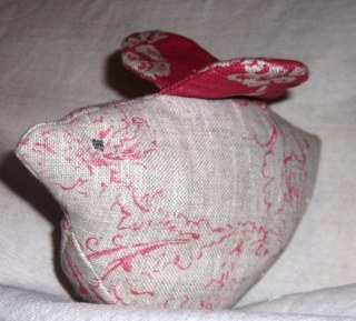 loves fabric, textiles, embroidery and stitching. Adores vintage faded floral linens and quilts