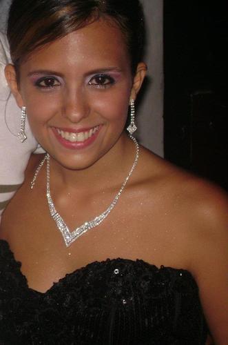 eu sou uma menina muito alegre,e adoro aproveitar a minha adolecencia,amo sair,daçar